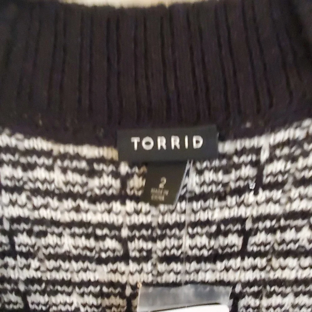 Torrid sz 2 chunky boyfriend cardigan v-neck sweater NWT sequins black/white‎